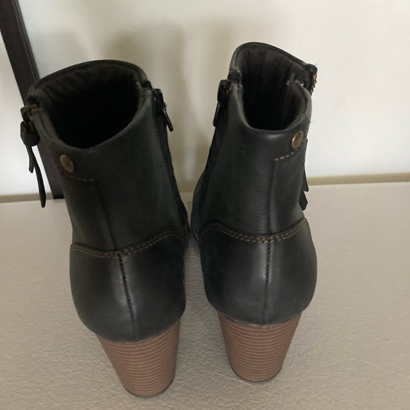 CLARKS bendable heeled and front zipper ankle boot - Picture 3 of 4